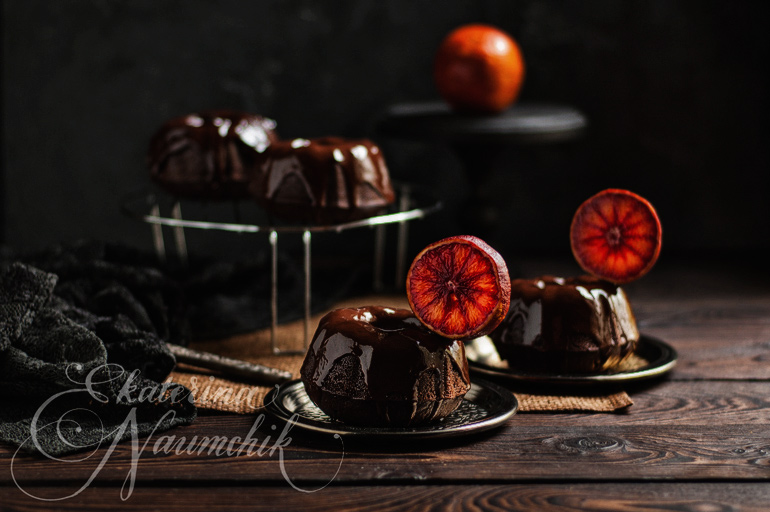 Шоколадные кексы с апельсином готовы к столу